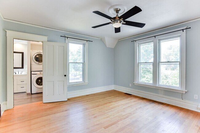 Building Photo - Renovated 3 Bedroom 2 bathroom house. Superb Master suite.