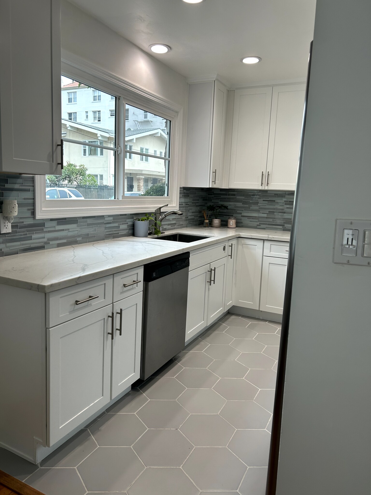 Building Photo - 901 E Ocean Blvd