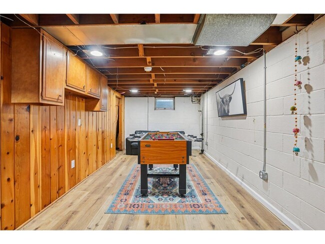 Building Photo - 901 W 61st St