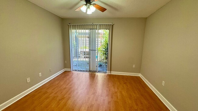 Building Photo - Summit House Condo Available, Walk to Shands!