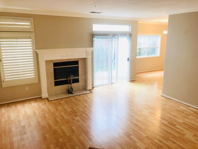 Building Photo - Beautiful 4 Bd/2.5 Ba, 1806 sf single-family house in Walnut Creek available now!