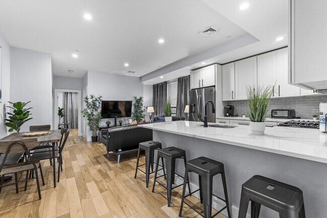 Building Photo - 1011 Bennington St