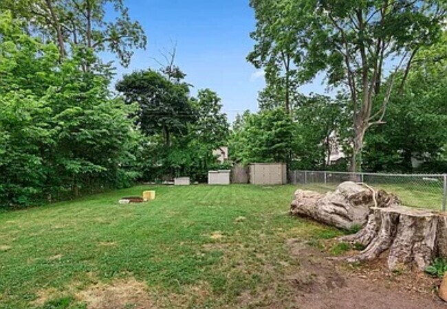 Building Photo - 1318 Division St