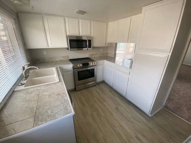 Building Photo - Spacious Aurora Townhome