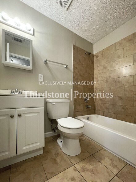 Building Photo - 7007 Red Robin Dr