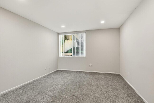 Building Photo - 6542 Ocean Crest Dr