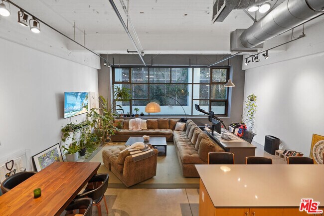 Building Photo - 1130 Flower St