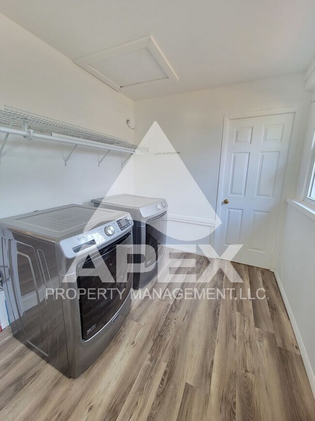 Building Photo - Charming 3Bd/2 Ba Renovated Craftsman Styl...