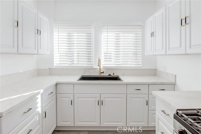 Building Photo - 550 N Kenmore Ave