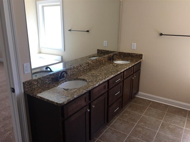 Building Photo - Prime 30265 location, swim/HOA community, ...