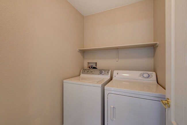 Building Photo - 2 BR Aliante Townhome with Attached Garage...