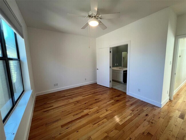 Building Photo - 1606 Hadley St