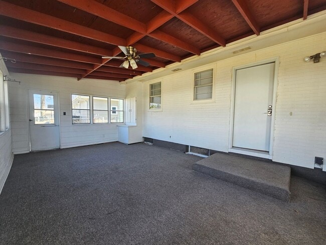 Building Photo - Great NE 3 Bedroom 2 Bath with Garage, close to shopping and I380 access