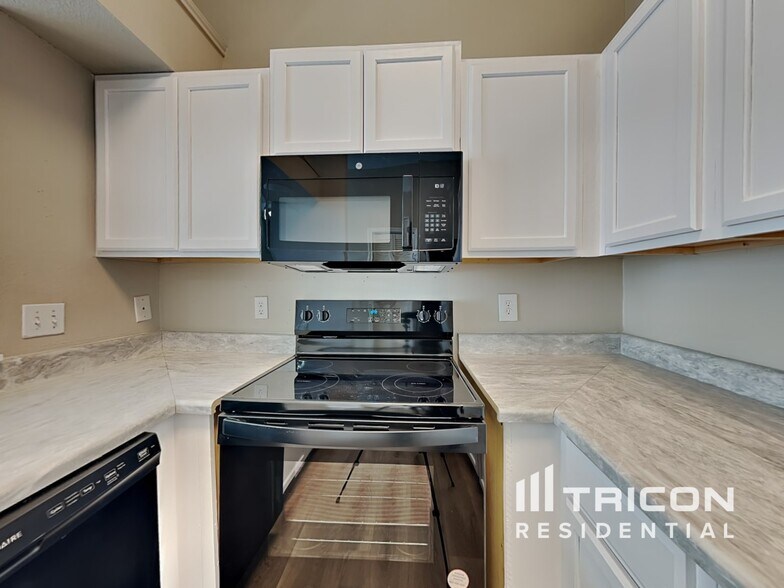 Building Photo - 10218 Basin Field Dr