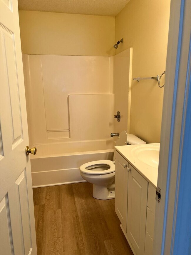 Building Photo - 3 Bedroom, 2 Bath House Available On Wesle...