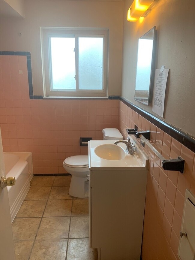 Building Photo - HUGE Updated Apartment with hardwood floors