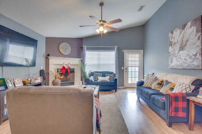 Building Photo - Spacious 3 Bedroom Home Minutes from Downtown Pensacola! Available February 1st