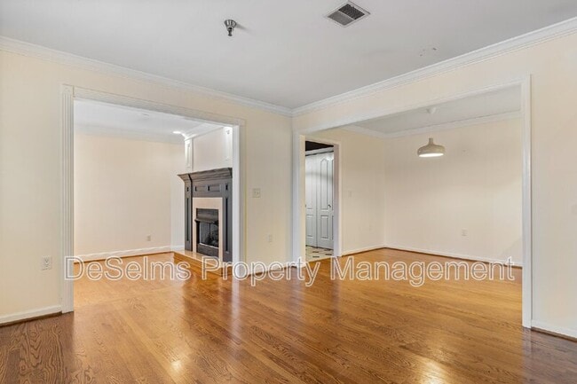 Building Photo - 5025 Hillsboro Pike