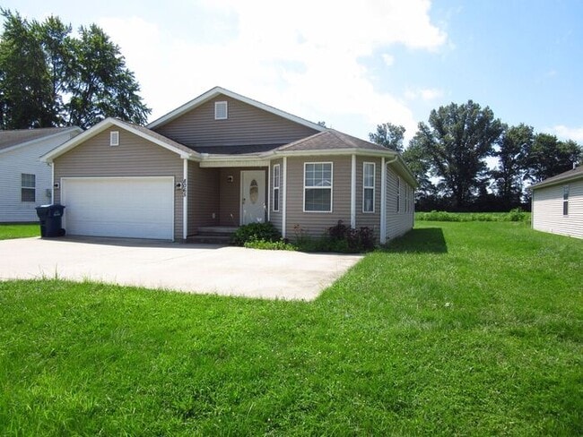 Building Photo - 4 Bedroom Home on East Side-Pets Welcome