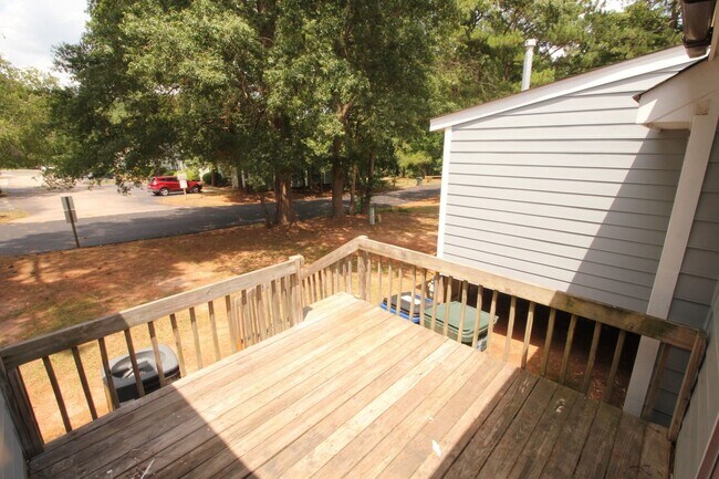 Building Photo - Adorable 2 Bedroom, 1 Bath in West Raleigh near Cary Crossroads - Pet Friendly!