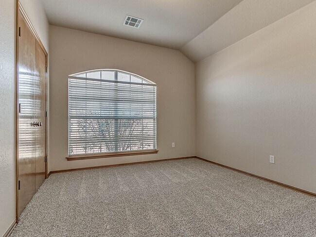 Building Photo - 4 Bed | 2 Bath | 2 Car Garage - Edmond Schools - North Hampton Addition