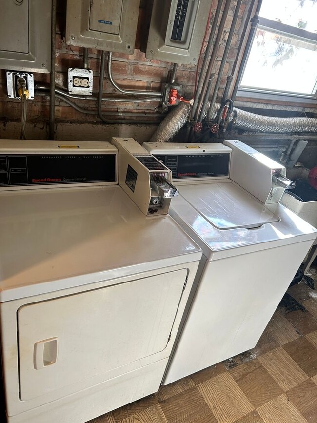 Building Photo - 5645 W 63rd Pl