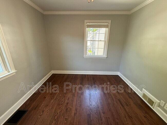 Building Photo - 1437 Valley St