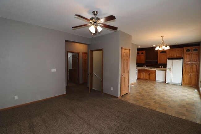 Building Photo - Spacious Town home for rent!