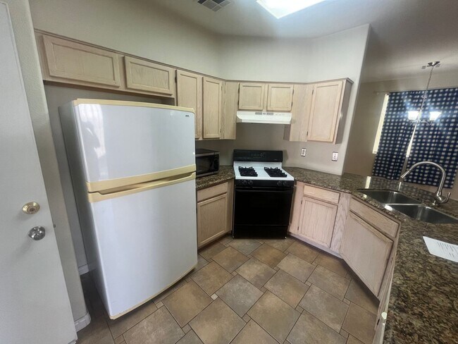 Building Photo - Amazing 2 bedroom Home- NW