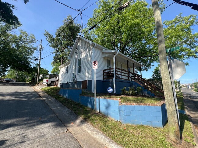 Building Photo - Charming 2-bedroom, 1-bath home on a corne...