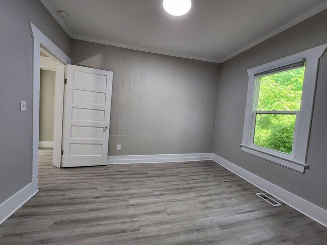 Building Photo - Spacious 3-Bedroom, 1-Bathroom Home AVAILA...