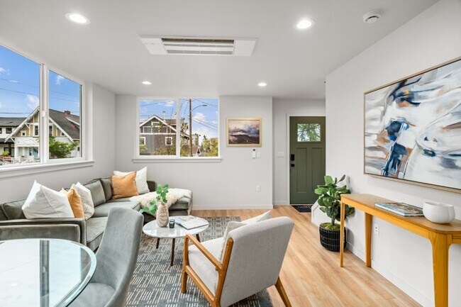 Building Photo - 2bd/1.75ba Seattle Home