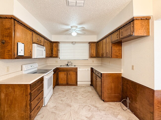 Building Photo - 3 Bedroom, 2 Bath Home in Burleson - Great Location!