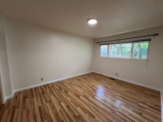 Building Photo - Clean, Private 2BD/1BA Duplex with Garage ...