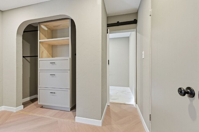 Building Photo - 3608 Wilshire Terrace