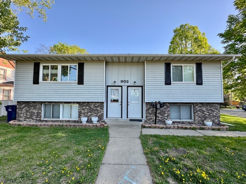 Building Photo - 902 W Lincoln Ave #2