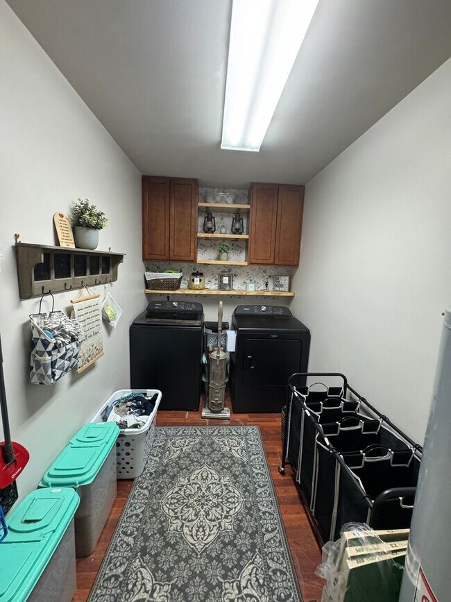 Building Photo - Country living on the outskirts of Nashville with 4 large beds, 2 baths, a bonus room and over an...