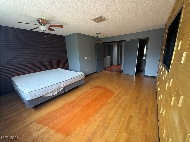 Building Photo - 5457 Escondido St
