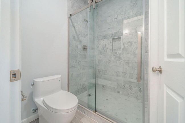 Building Photo - 130 River Landing Dr