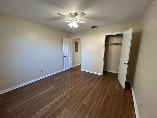 Building Photo - Spacious 2 bedroom! BRAND NEW PAINT AND FLOORING