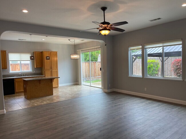 Building Photo - Immaculate 4br Pet Friendly Home in Morada