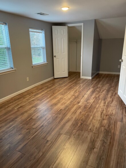 Building Photo - 116 E Main St