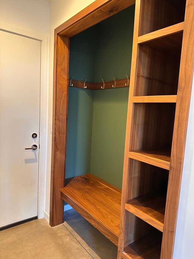 Building Photo - 3 Bedroom 3.5 Bath River Views - Walk to Old Mill