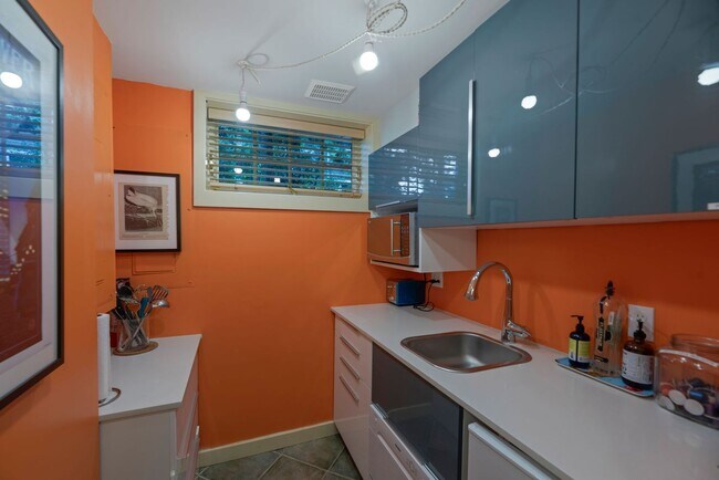 Building Photo - Big Charm in Madison Valley 4 bd 3 ba