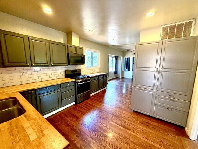 Building Photo - Amazing 3 Bedroom, 2 Bath Home with Gated Entry and Extra Studio