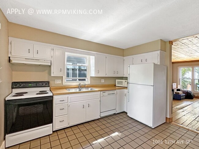 Building Photo - 3 Bed 2 Bath with Dishwasher, Laundry - Fa...