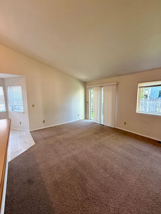 Building Photo - 2 Bed, 2 Bath Duplex with fenced yard in B...