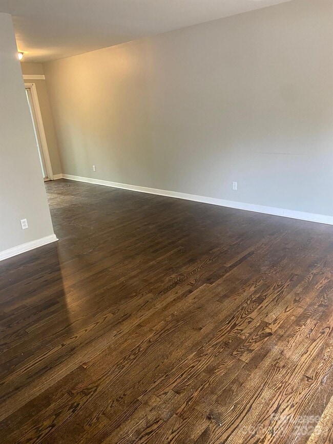 Building Photo - 622 Camrose Dr