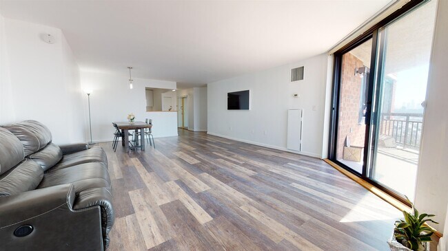 Building Photo - 1202 Harmon Cove Tower