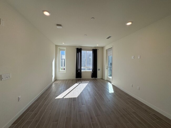Building Photo - Stunning 2Bd/2Ba Condo in Heart of Irvine!